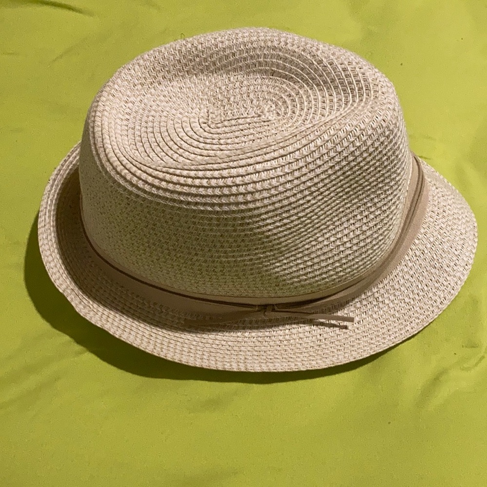 A nice straw looking hat. Gently worn with a residue around rim on the inside.